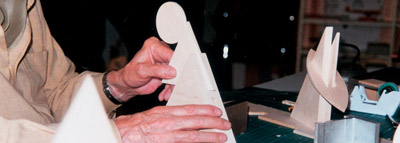 Joan Pedragosa en su estudio, en el proceso de realización y montaje de prototipos de madera.